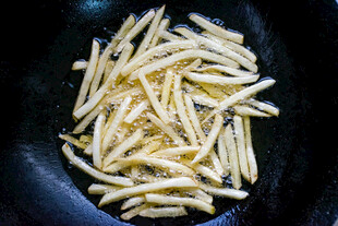 锅中的新鲜土豆条