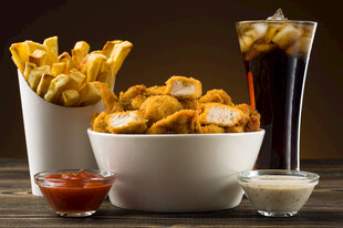美味炸物与冰饮组合