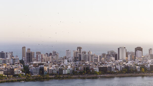 城市天际线与水边建筑景观