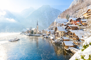 冬日湖畔雪覆小镇美景