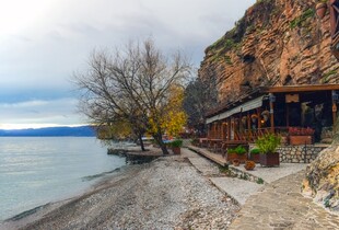 湖畔小屋的静谧景致