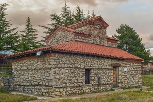 石砌小屋坐落在山林间