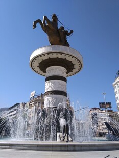 城市中的喷泉雕塑景观