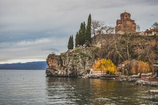 湖畔古堡风景