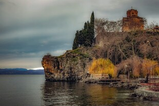 湖畔古堡秋景