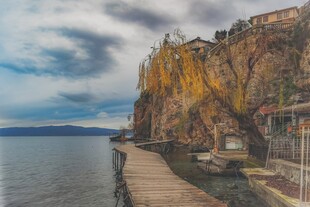 湖畔栈道旁的壮丽山崖景色