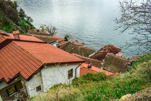 湖畔红瓦小屋风景
