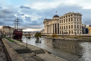 河畔欧式建筑风景