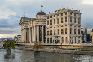 河畔宏伟古典建筑景观
