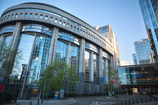 现代玻璃幕墙建筑外观