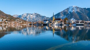 湖畔小镇雪山倒影美景
