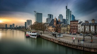 河畔都市黄昏美景