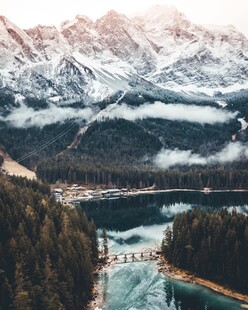 雪山下的河谷风光美景