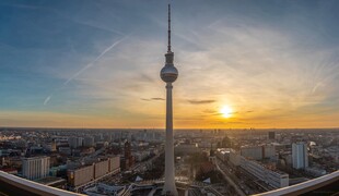 日落时分的城市电视塔景观