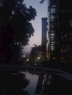 夜幕下的城市建筑与水景
