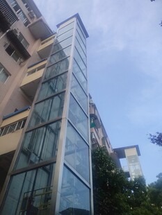 高层玻璃电梯外观