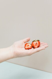 手捧新鲜切开的草莓