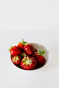 碗中新鲜草莓色泽诱人
