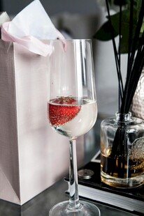 优雅酒杯中的浅红葡萄酒