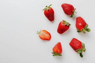 新鲜草莓散落在白色背景上