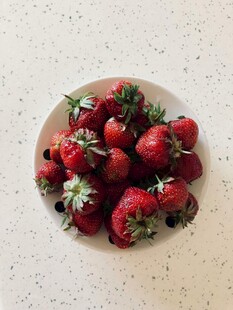 盘中新鲜草莓