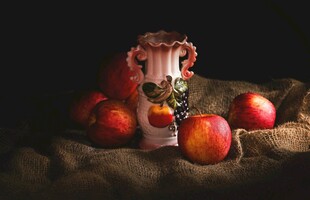 复古风苹果与玩偶静物图