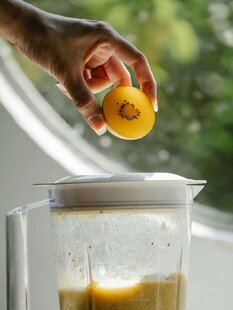 手挤柠檬入榨汁杯