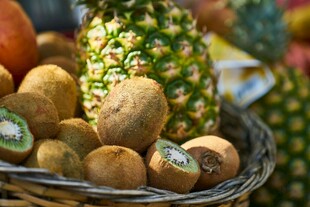 一篮多样新鲜水果