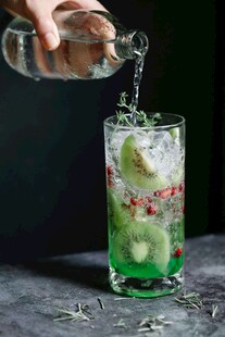 手调青柠薄荷气泡饮品