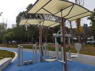 户外公园健身设施场景