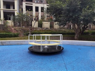 户外蓝色地面圆形设施
