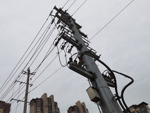 城市中的电线杆及电力设施