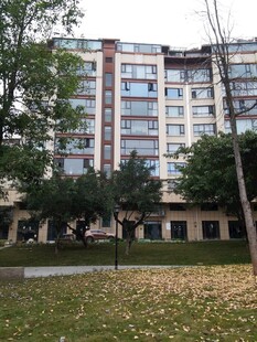 秋日小区旁的高层住宅楼