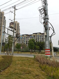 户外电线杆与周边建筑景观