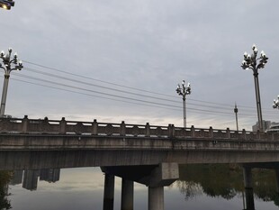 城市桥梁横跨水面景象