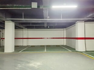 空旷地下停车场室内场景