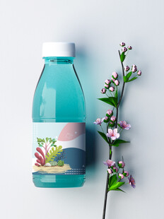 蓝瓶果汁旁的清新花枝
