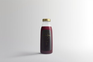 深红色瓶装饮品展示