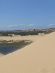 沙漠中的静谧水域景观