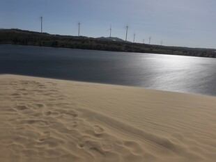 沙漠边的平静水域