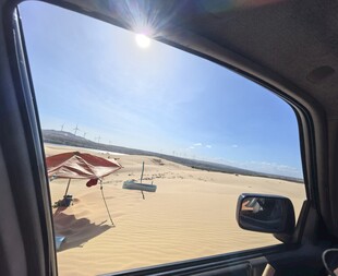 车窗外的沙漠露营景象