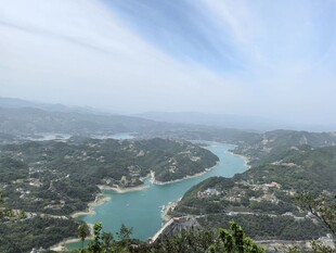 俯瞰青山环抱的碧绿河流