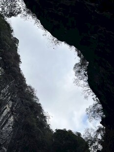 仰视山隙间的天空