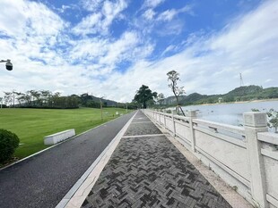 湖畔漫步道自然风光如画