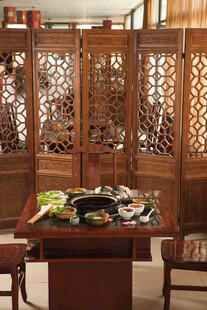 中式古典屏风与餐桌场景