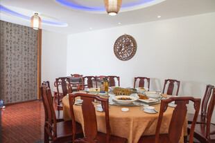 中式雅致餐厅圆桌用餐场景