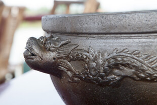 古铜香炉上的精美龙雕