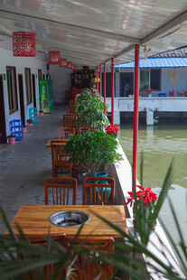 水边休闲长廊桌椅景观