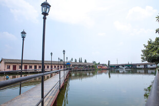 河畔路灯下的宁静风景