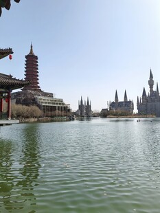 湖畔古建筑群风景如画
